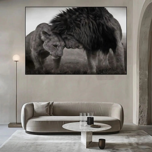 Lion et lionne en noir et blanc, moment de tendresse, ambiance sereine pour salon ou bureau.
