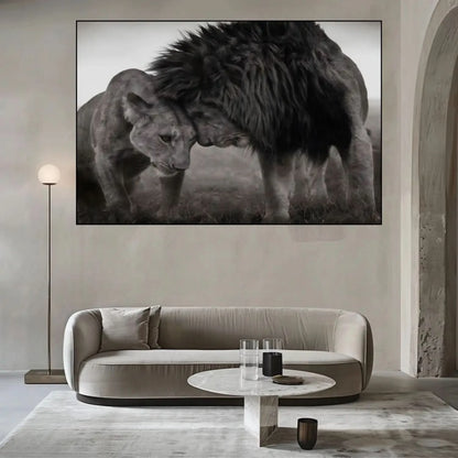 Lion et lionne en noir et blanc, moment de tendresse, ambiance sereine pour salon ou bureau.