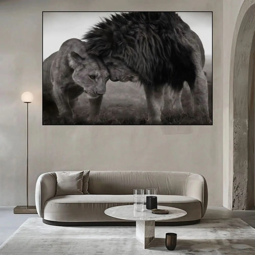 Lion et lionne en noir et blanc, moment de tendresse, ambiance sereine pour salon ou bureau.