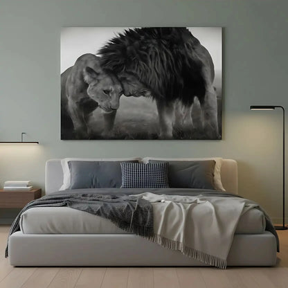 Lion et lionne en noir et blanc, moment de tendresse, ambiance sereine pour salon ou bureau.