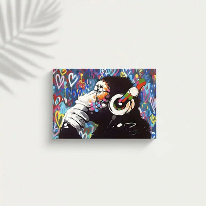 Singe pensif entouré de graffitis multicolores et coeurs éclatants, ambiance urbaine et dynamique pour salon moderne.