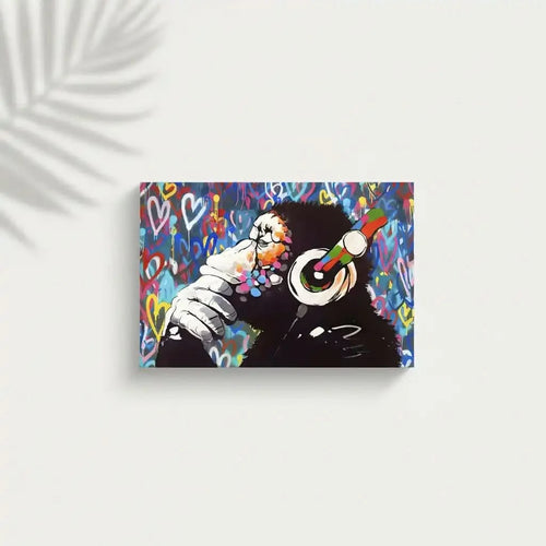 Singe pensif entouré de graffitis multicolores et coeurs éclatants, ambiance urbaine et dynamique pour salon moderne.