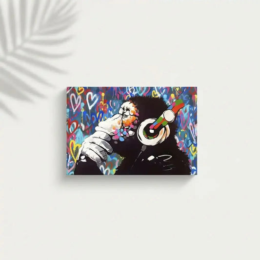 Singe pensif entouré de graffitis multicolores et coeurs éclatants, ambiance urbaine et dynamique pour salon moderne.