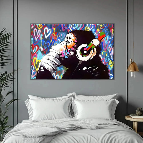 Singe pensif entouré de graffitis multicolores et cœurs éclatants, ambiance urbaine et dynamique pour salon moderne.