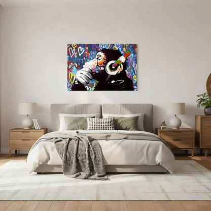 Singe pensif entouré de graffitis multicolores et coeurs éclatants, ambiance urbaine et dynamique pour salon moderne.