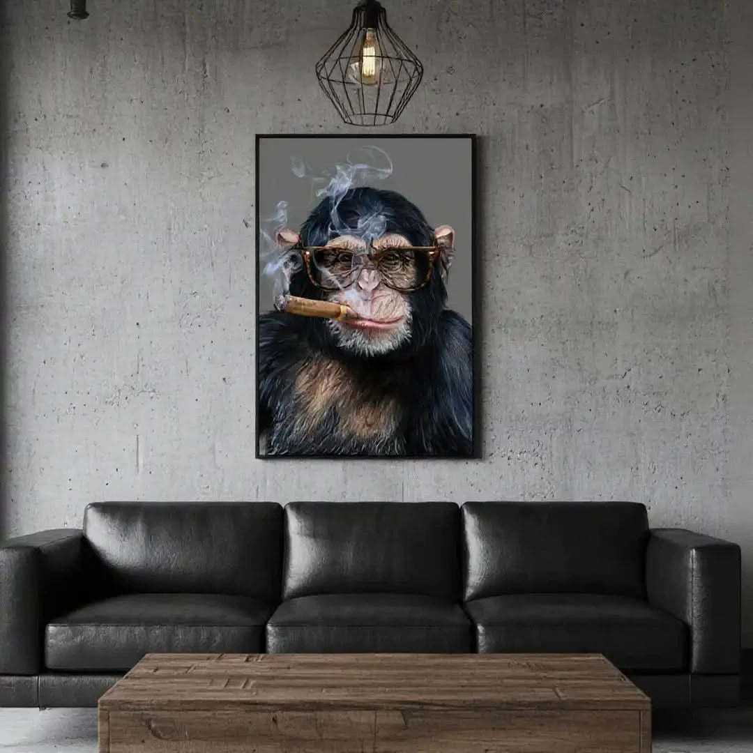 Portrait d'un singe avec lunettes fumant un cigare, ambiance chic et mystique, idéal pour salon ou bureau moderne.