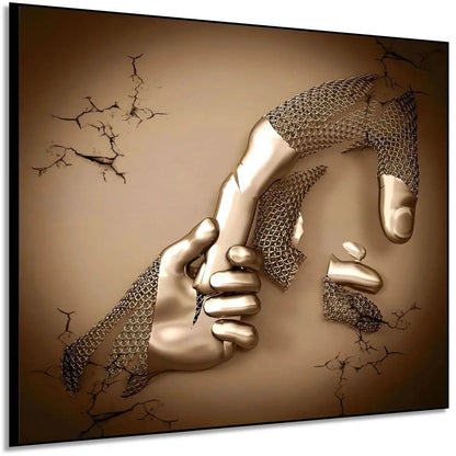 Une main dorée attrape une main cassée dans un tableau abstrait carré; or et beige évoquent solidarité et vitalité.