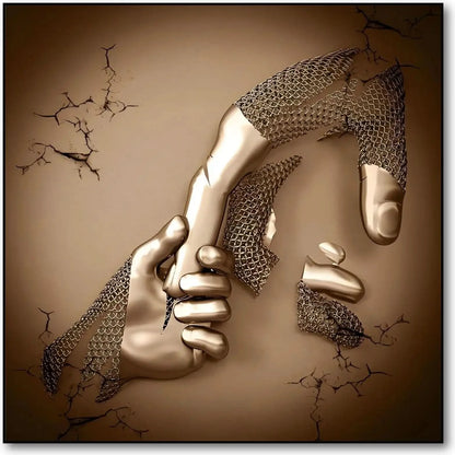 Une main dorée attrape une main cassée dans un tableau abstrait carré; or et beige évoquent solidarité et vitalité.