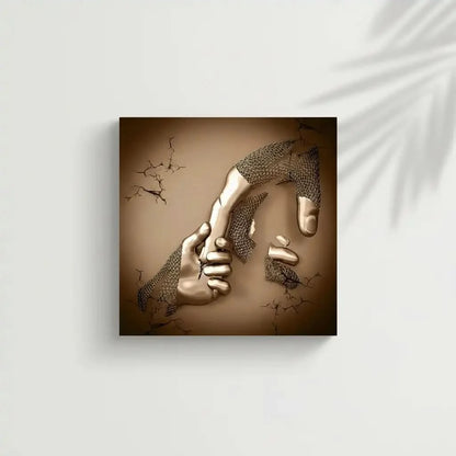 Une main dorée attrape une main cassée dans un tableau abstrait carré; or et beige évoquent solidarité et vitalité.