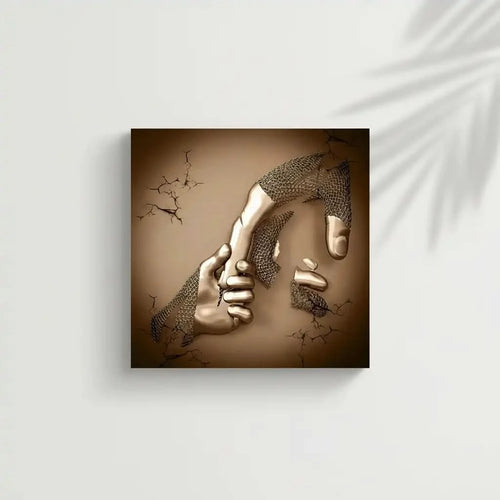 Une main dorée attrape une main cassée dans un tableau abstrait carré; or et beige évoquent solidarité et vitalité.