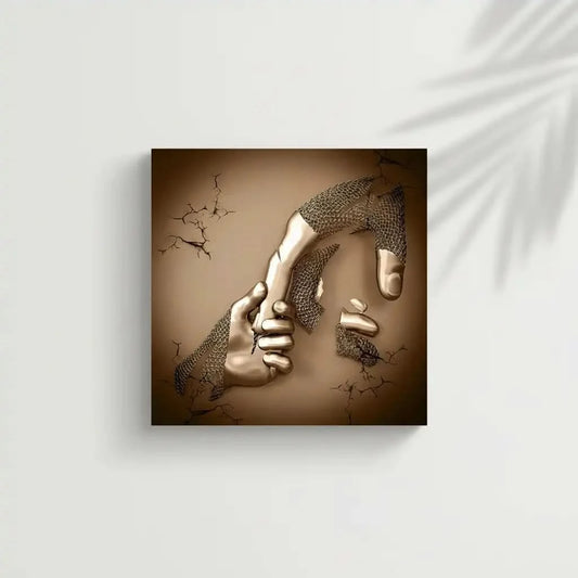 Une main dorée attrape une main cassée dans un tableau abstrait carré; or et beige évoquent solidarité et vitalité.