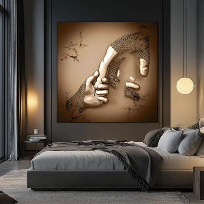 Une main dorée attrape une main cassée dans un tableau abstrait carré; or et beige évoquent solidarité et vitalité.