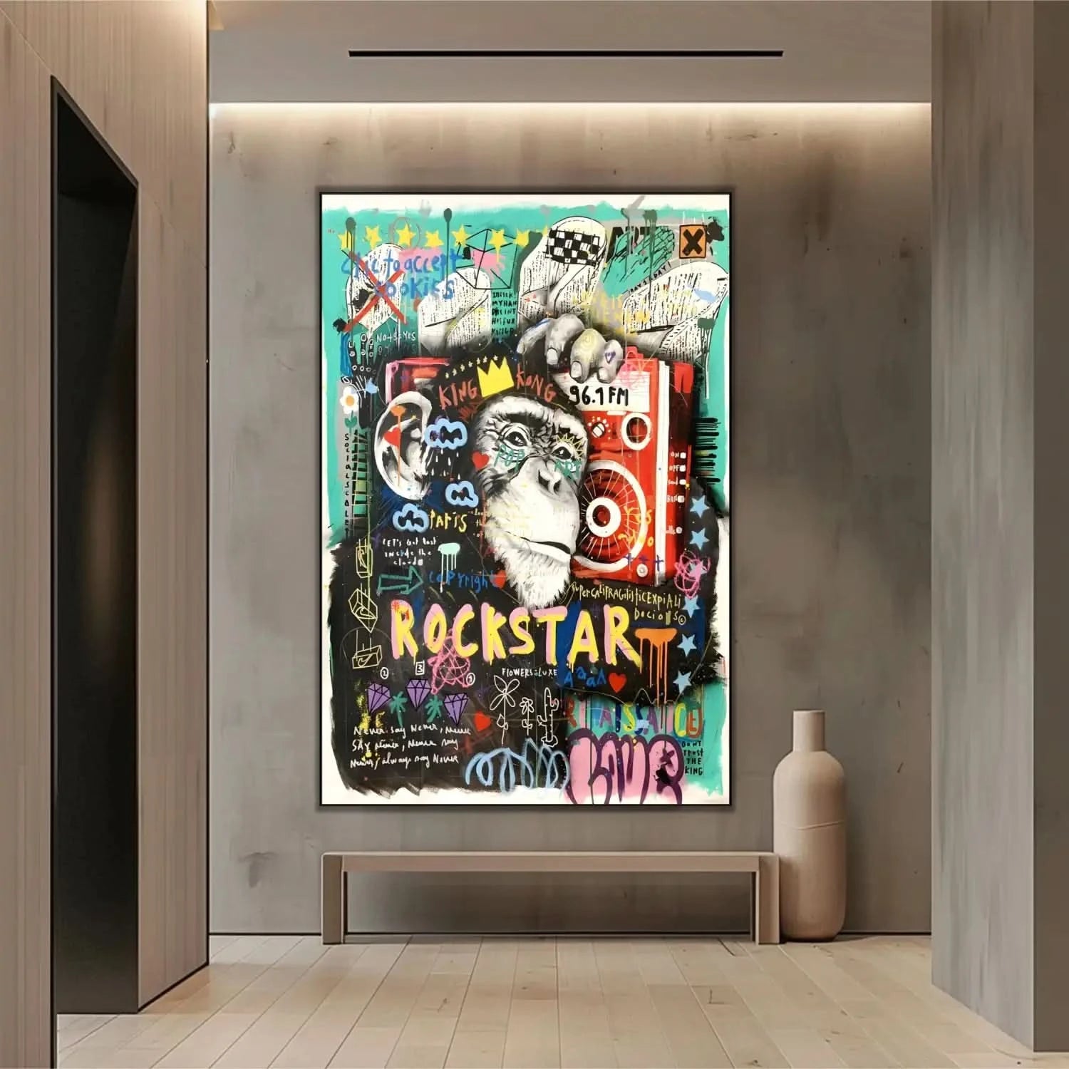 Tableau pop art avec gorille couronné, graffitis colorés, rouge éclatant et turquoise vif, ambiance urbaine et dynamique.