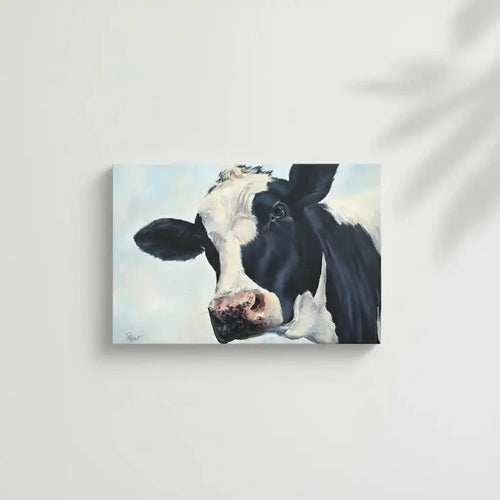 Portrait réaliste d'une vache en noir et blanc, ambiance rustique et apaisante pour salon ou cuisine.