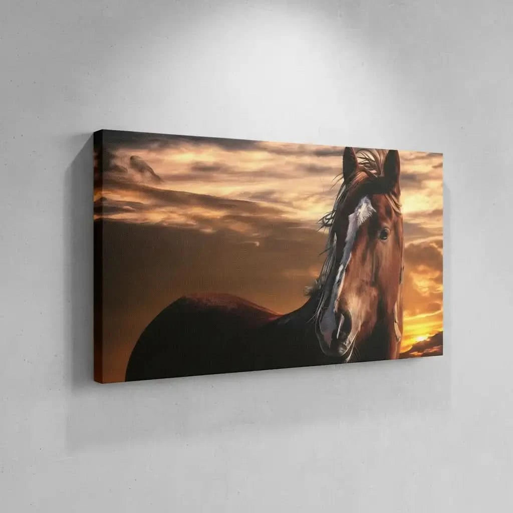 Cheval majestueux sur fond de ciel crépusculaire doré et orangé, ambiance sereine et puissante pour salon ou bureau.