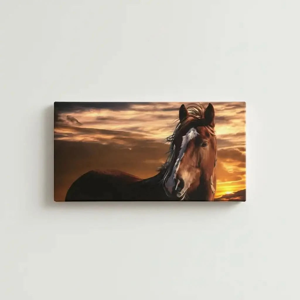 Cheval majestueux sur fond de ciel crépusculaire doré et orangé, ambiance sereine et puissante pour salon ou bureau.