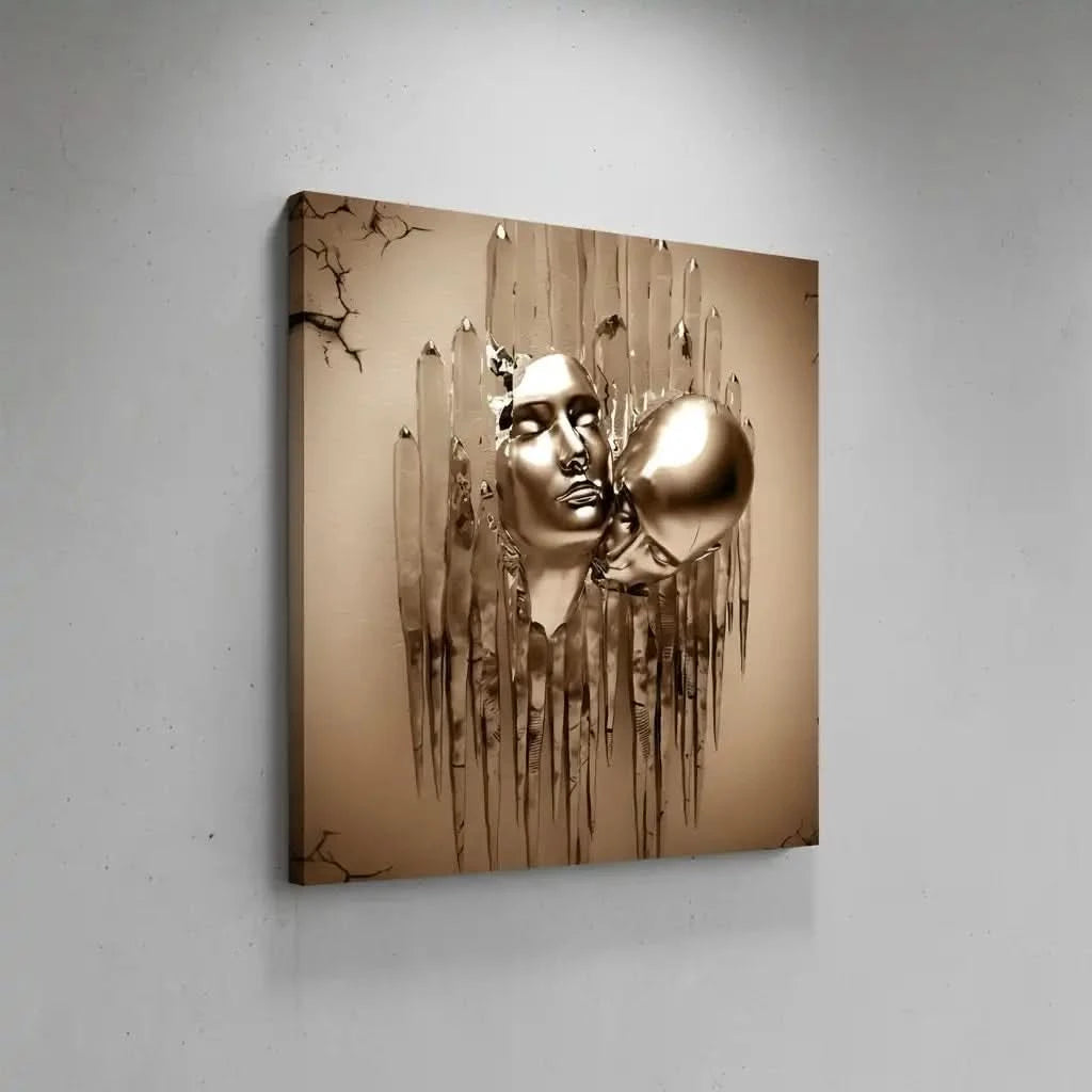 Visages dorés surgissent de coulures métalliques dans une toile abstraite carrée; or et beige évoquent mystère et sérénité.