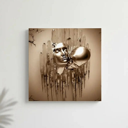 Visages dorés surgissent de coulures métalliques dans une toile abstraite carrée; or et beige évoquent mystère et sérénité.