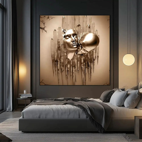 Visages dorés surgissent de coulures métalliques dans une toile abstraite carrée; or et beige évoquent mystère et sérénité.