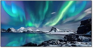 Aurore boréale aux nuances vertes et bleues, paysage enneigé, ambiance sereine et mystique pour salon ou chambre.