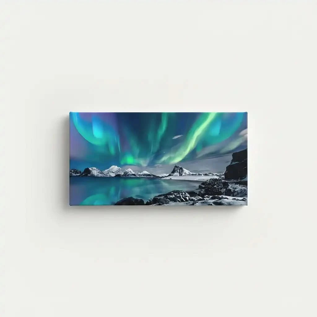 Aurore boréale aux nuances vertes et bleues, paysage enneigé, ambiance sereine et mystique pour salon ou chambre.