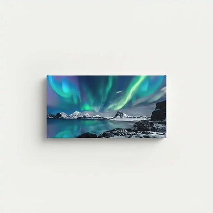 Aurore boréale aux nuances vertes et bleues, paysage enneigé, ambiance sereine et mystique pour salon ou chambre.