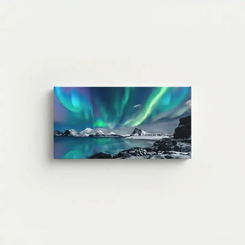 Aurore boréale aux nuances vertes et bleues, paysage enneigé, ambiance sereine et mystique pour salon ou chambre.