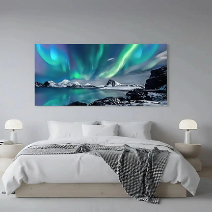 Aurore boréale aux nuances vertes et bleues, paysage enneigé, ambiance sereine et mystique pour salon ou chambre.