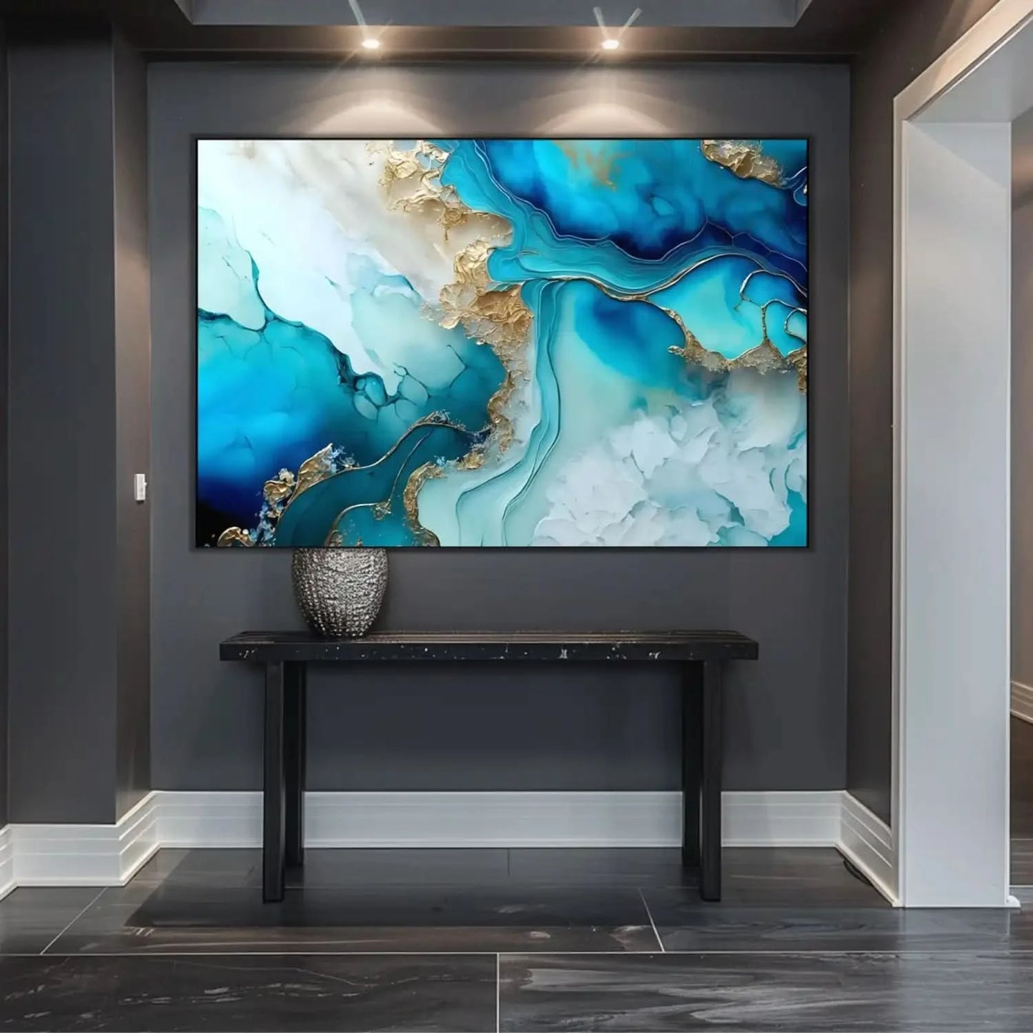 Tableau abstrait avec bleus profonds et dorés lumineux, ambiance sereine et élégante pour salon ou bureau moderne.