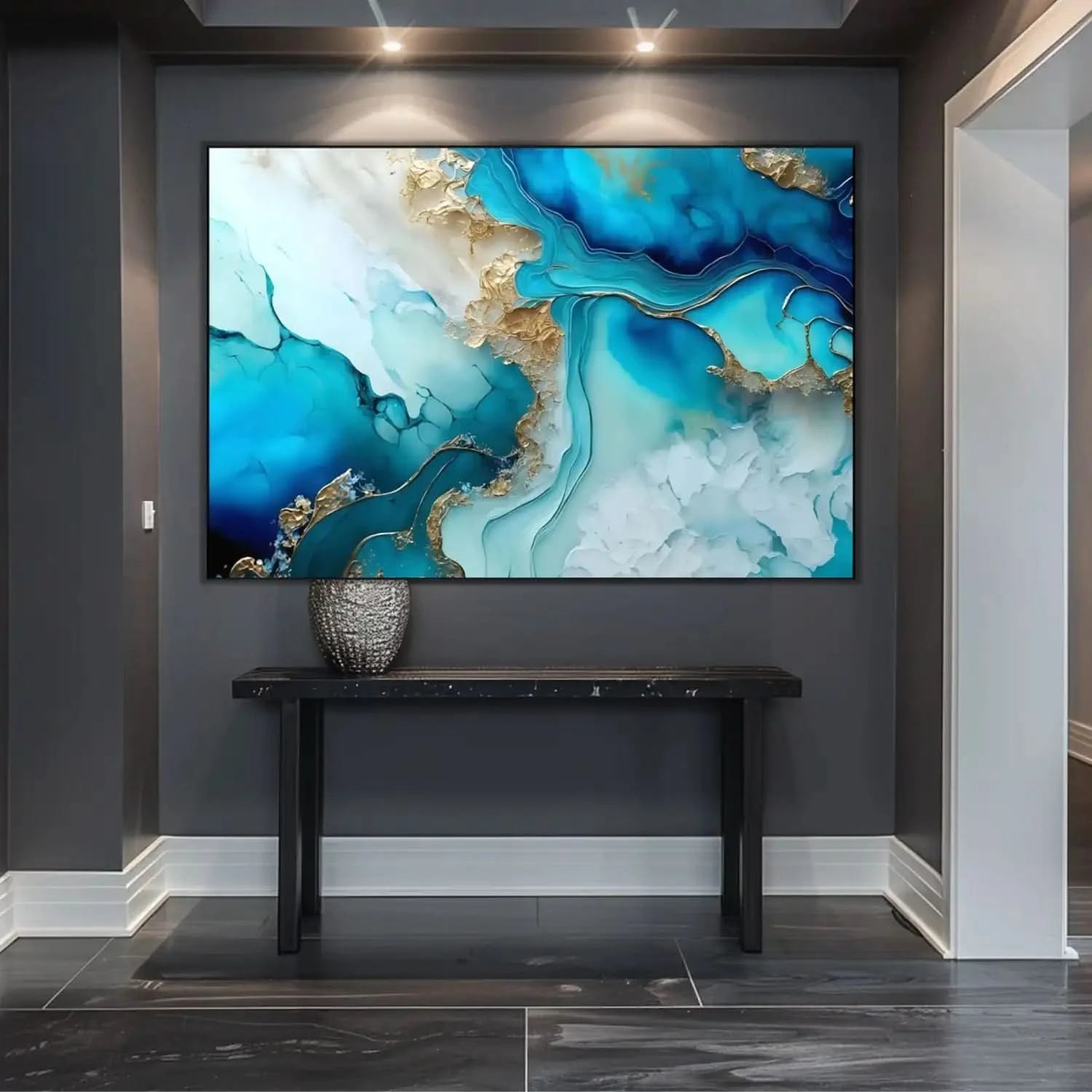 Tableau abstrait avec bleus profonds et dorés lumineux, ambiance sereine et élégante pour salon ou bureau moderne.