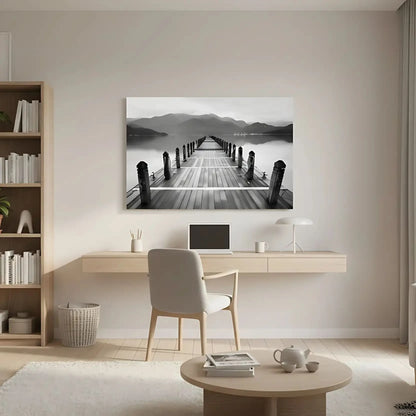 Pont en bois noir et blanc s'étendant vers l'horizon, entouré de montagnes, créant une ambiance sereine et contemplative.