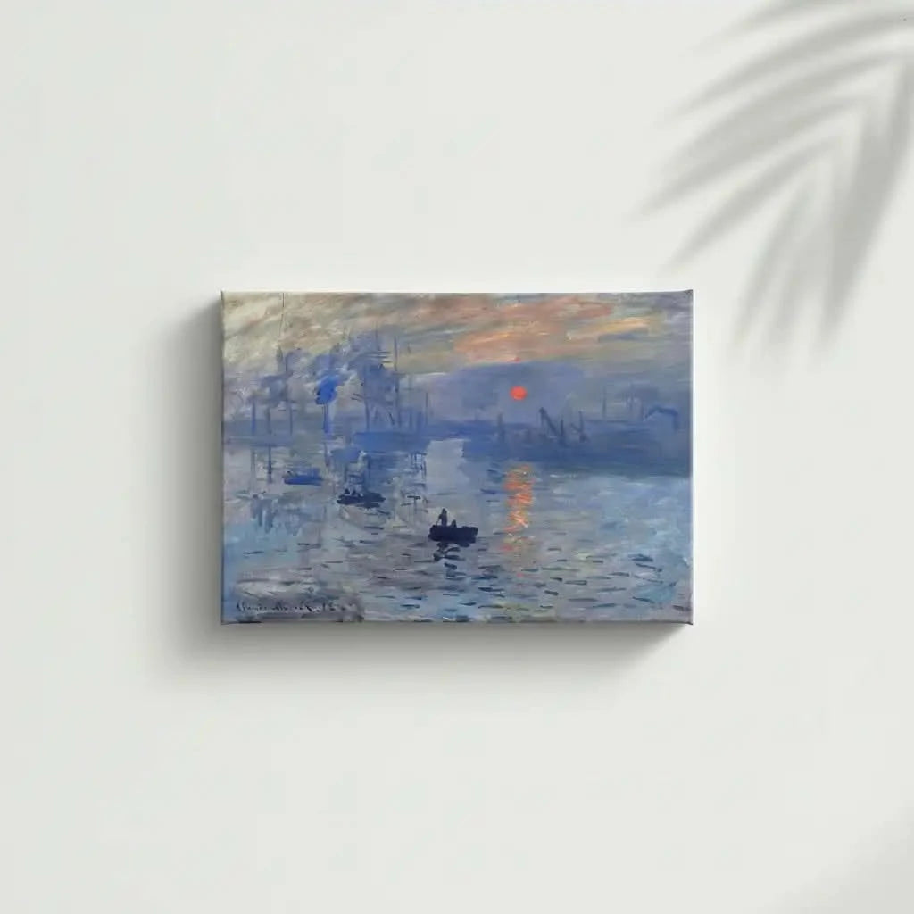 Toile impressionniste avec port au lever du soleil, nuances de bleu profond et gris, ambiance sereine pour salon ou bureau.