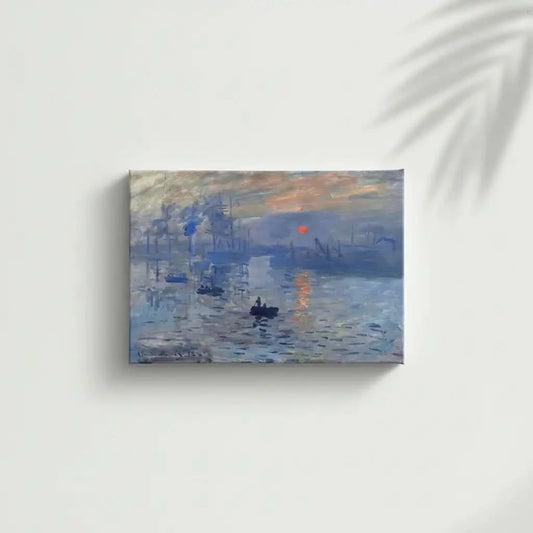 Toile impressionniste avec port au lever du soleil, nuances de bleu profond et gris, ambiance sereine pour salon ou bureau.