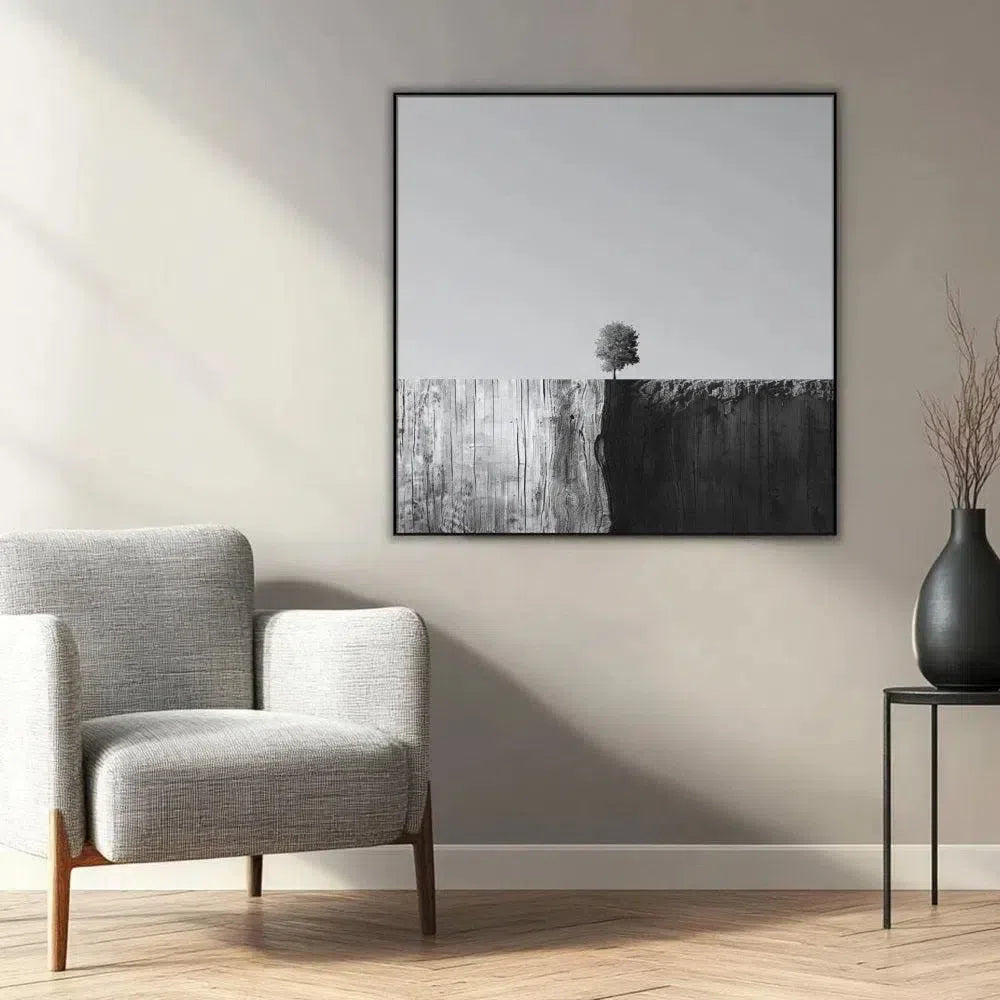 Arbre solitaire sur fond noir et blanc, illustrant le minimalisme et la sérénité, idéal pour des espaces modernes et épurés.