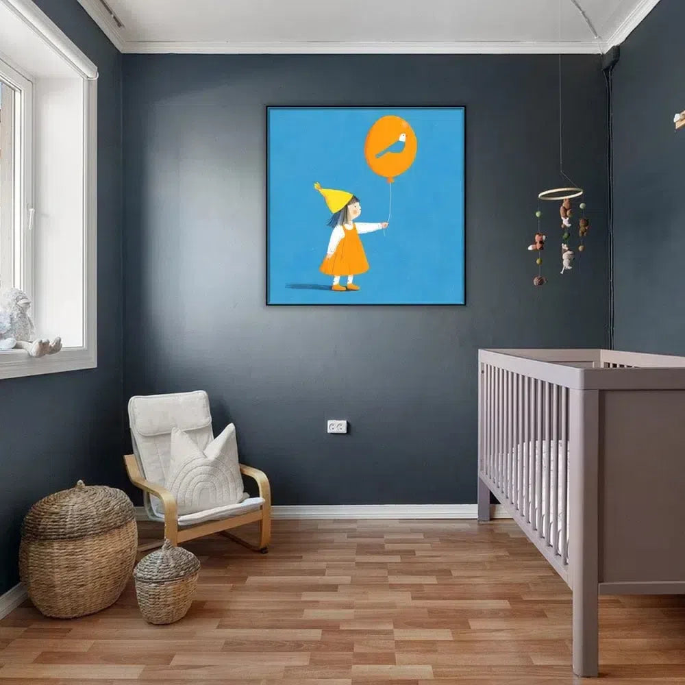 Enfant avec un ballon orange décoré d'un oiseau bleu, un tableau joyeux et coloré, symbole de rêve et d'imagination.