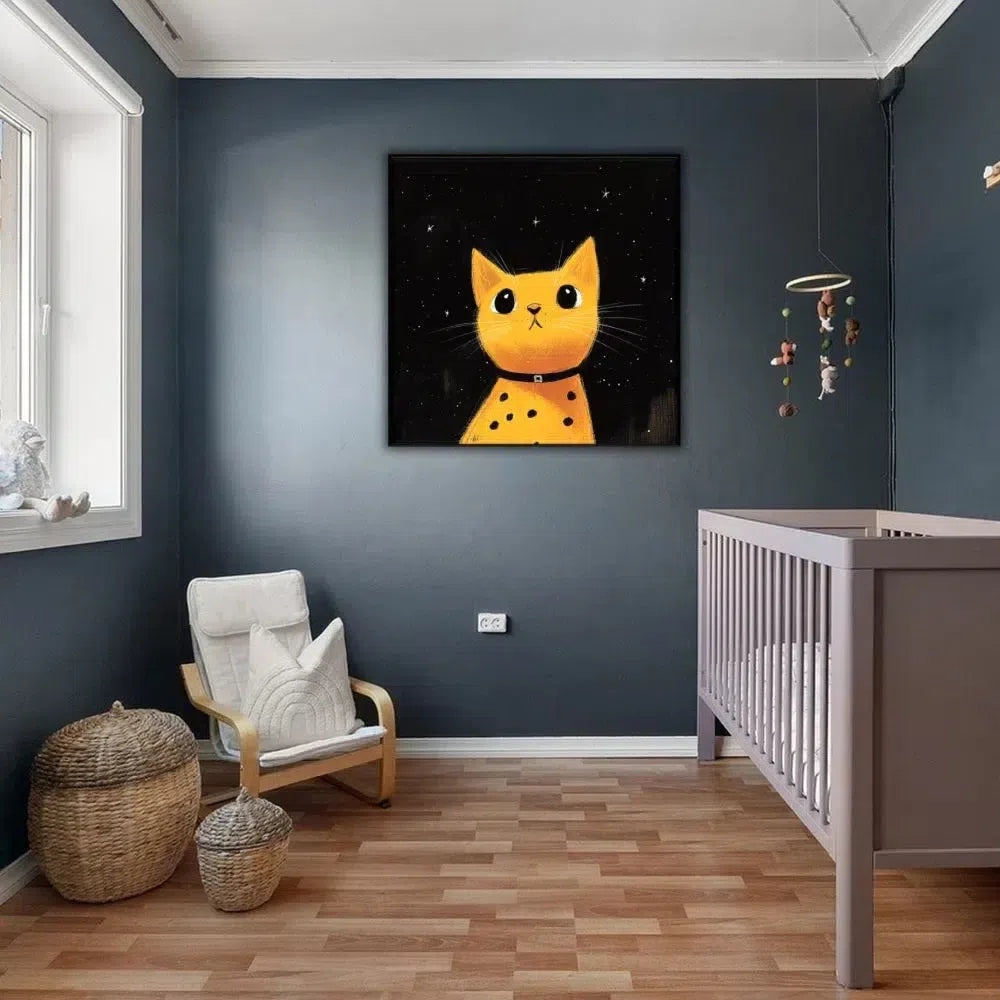 Chat jaune sous un ciel étoilé, créant une ambiance chaleureuse et magique, parfait pour un salon moderne.