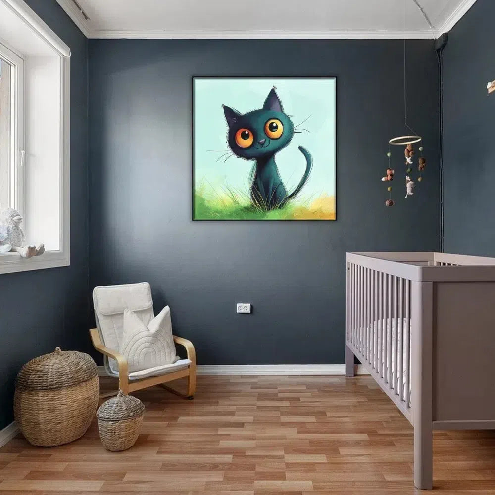 Chat noir mignon avec grands yeux, dans l'herbe verte, art animalier joyeux et ludique, parfait pour une chambre d'enfant.