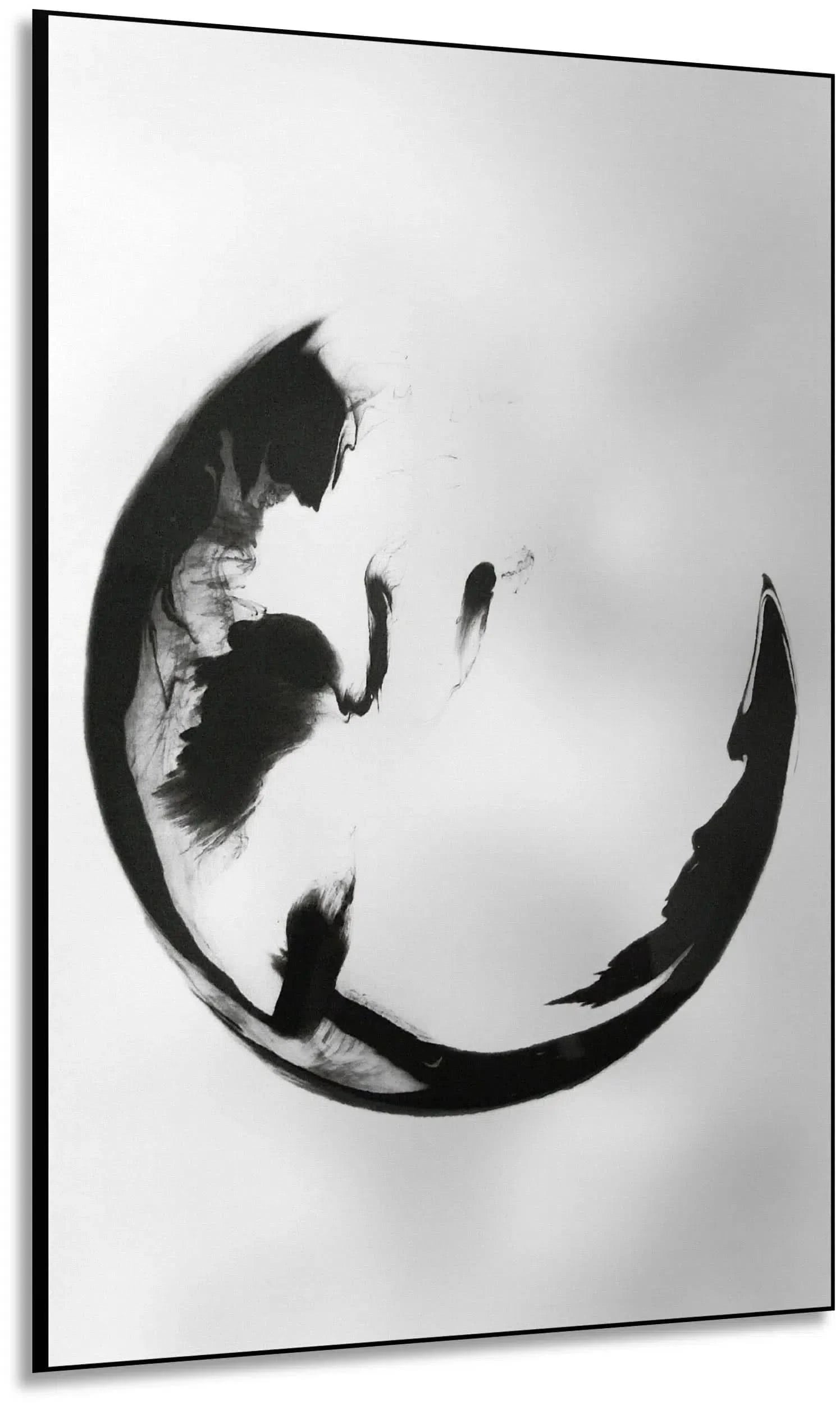 Illustration d’encre en mouvement, formant des volutes abstraites et contrastées, pour une atmosphère intrigante.