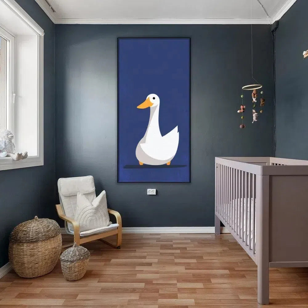 Illustration d'un canard blanc avec un bec orange sur fond bleu, créant une atmosphère douce et chaleureuse, idéale pour chambre enfantine.