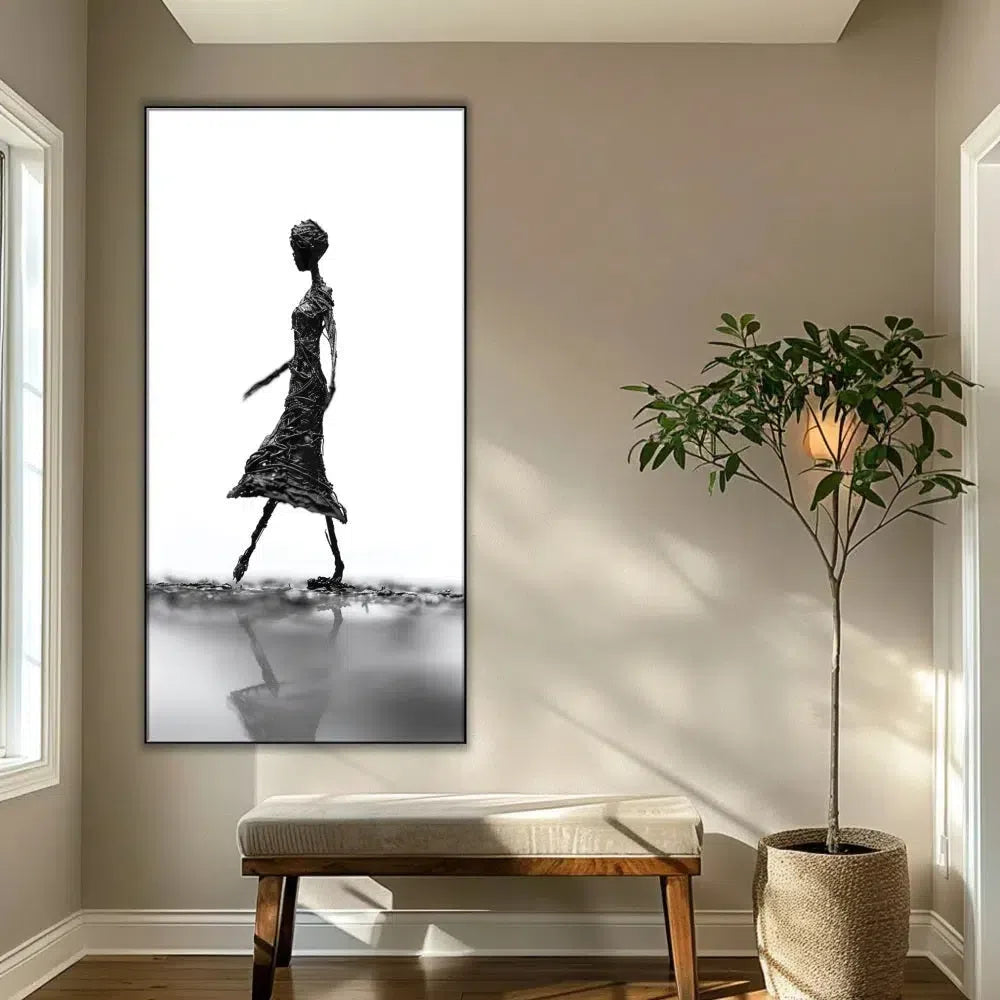 Photographie en noir et blanc d'une silhouette féminine élégante marchant, idéale pour une décoration moderne.