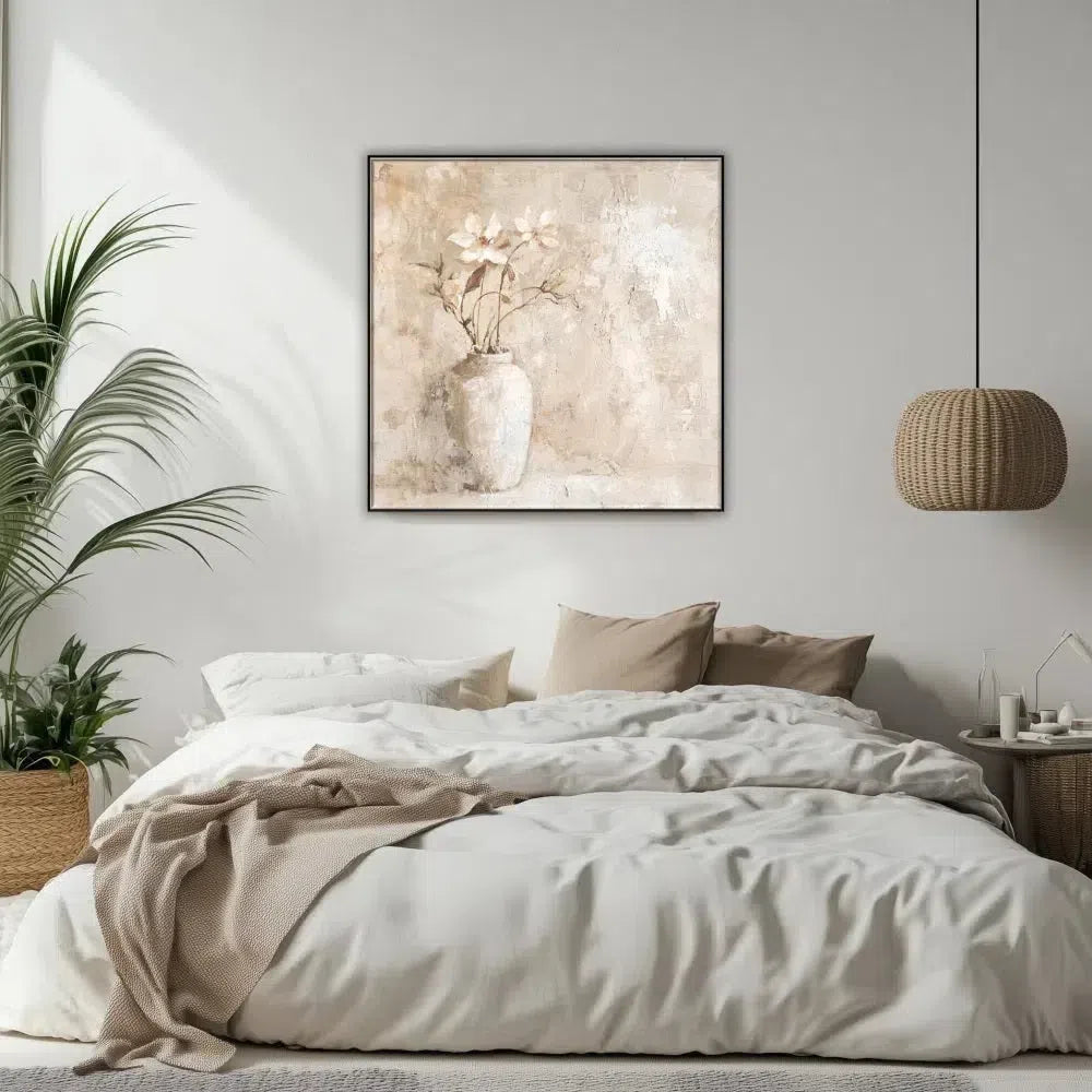 Une peinture de fleurs délicates dans un vase blanc, capturant la beauté simple et naturelle de la nature.