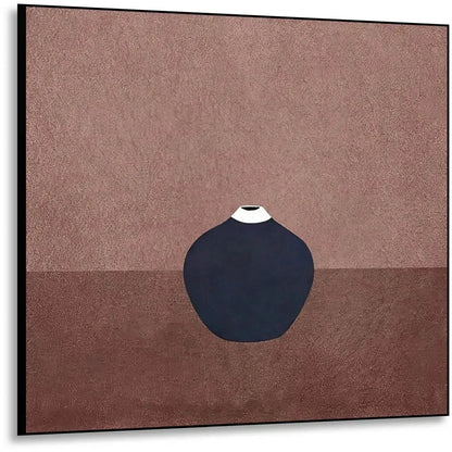 Art abstrait minimaliste avec un vase en céramique sombre sur un fond brun clair texturé. Le vase a un col blanc élégant.