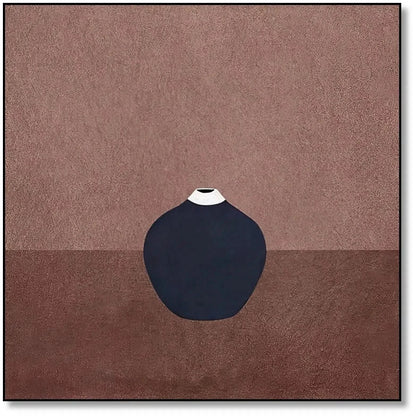 Art abstrait minimaliste avec un vase en céramique sombre sur un fond brun clair texturé. Le vase a un col blanc élégant.