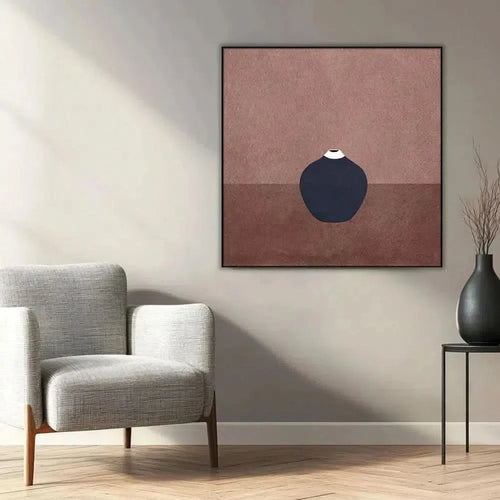 Art abstrait minimaliste avec un vase en céramique sombre sur un fond brun clair texturé. Le vase a un col blanc élégant.