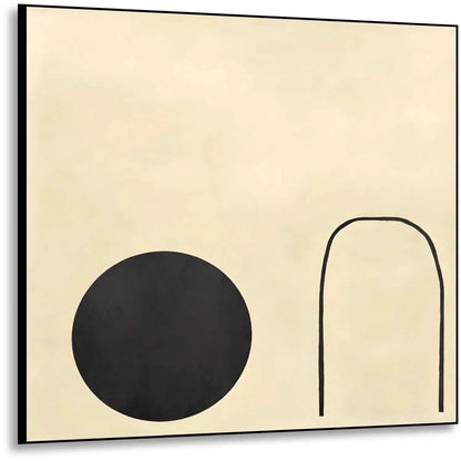 Forme abstraite noire suspendue par une ligne fine sur un fond crème, offrant une impression de mouvement dans un espace minimaliste.