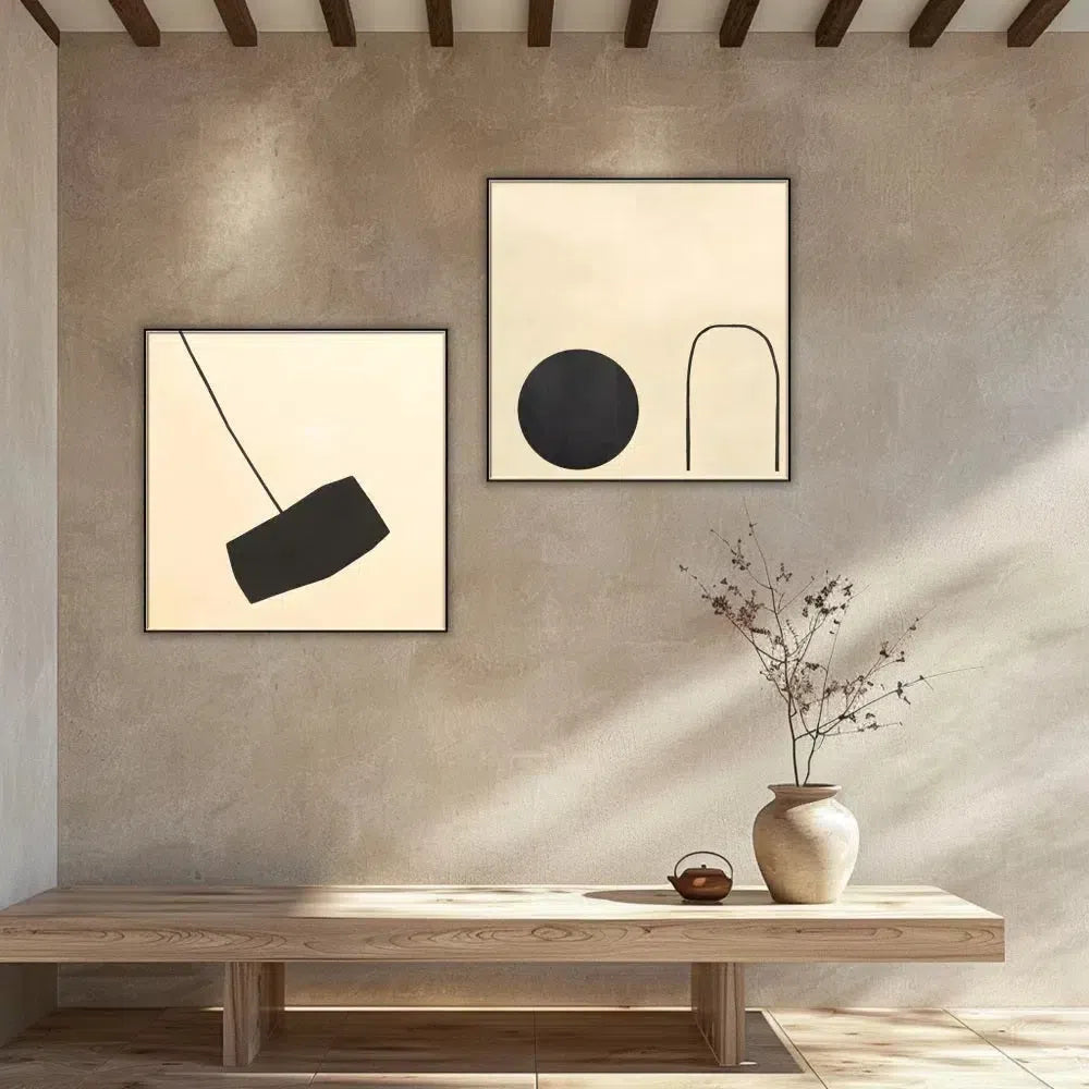 Tableau minimaliste avec fond beige et forme noire suspendue. Contraste subtil, idéal pour un salon moderne.