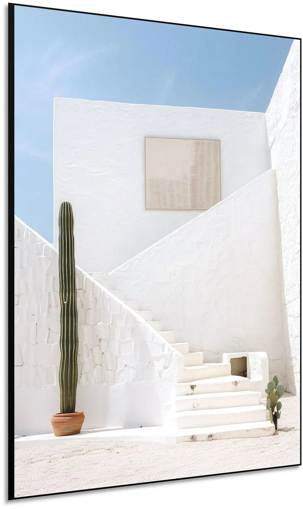 Escalier épuré, cactus vert et ciel bleu limpide, créant une ambiance moderne et minimaliste, idéale pour une décoration simple et tranquille.