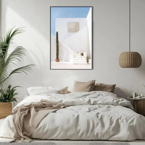 Escalier épuré, cactus vert et ciel bleu limpide, créant une ambiance moderne et minimaliste, idéale pour une décoration simple et tranquille.