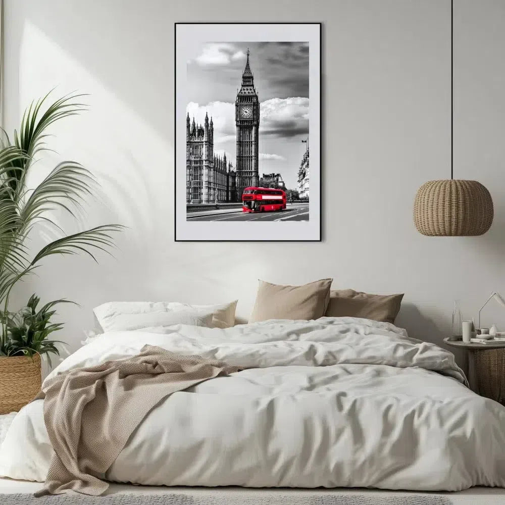 Big Ben et un bus à impériale rouge dans une scène noire et blanche, symbolisant l'énergie et la modernité de Londres, parfaite pour une décoration urbaine.