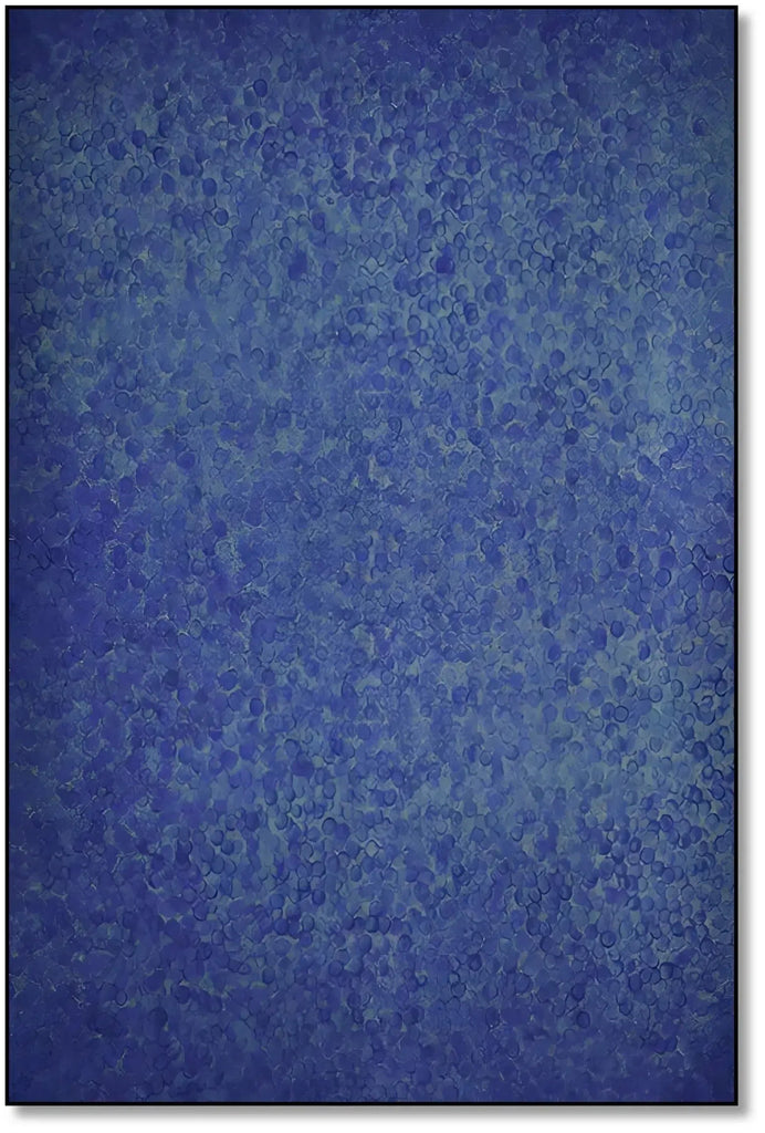 Tableau abstrait en nuances de bleu avec textures organiques. Atmosphère immersive, idéal pour un salon moderne.